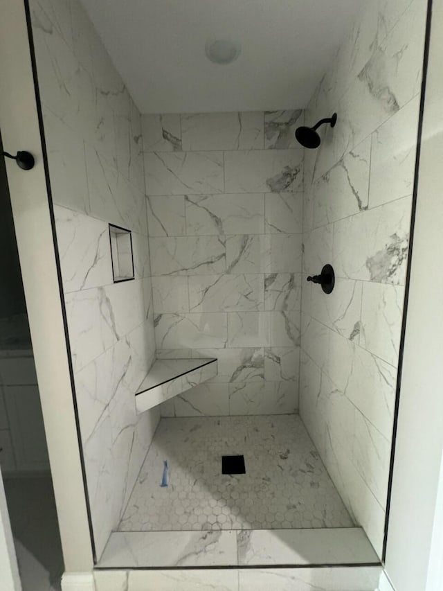 bathroom featuring a tile shower