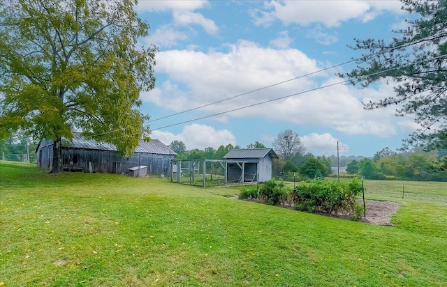 view of yard with an outdoor structure