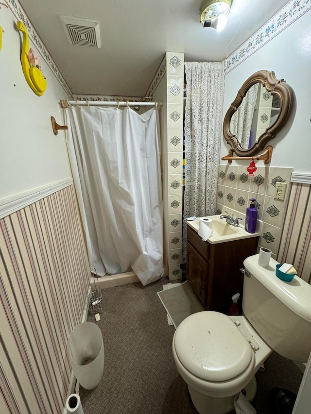 bathroom with a shower with curtain, toilet, and vanity