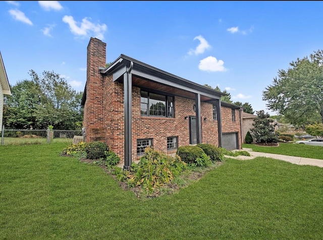 view of side of property featuring a lawn