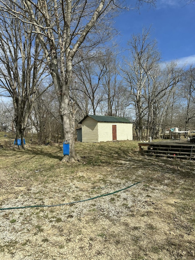 view of yard with an outdoor structure