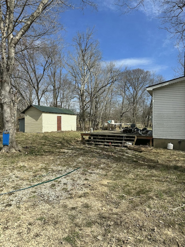 view of yard featuring an outbuilding