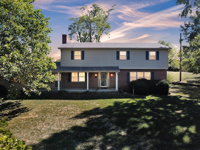 view of front of property featuring a yard