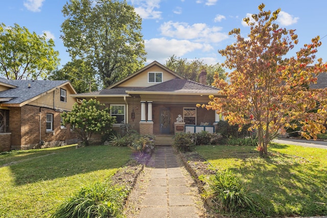 view of front facade featuring a front lawn and a porch