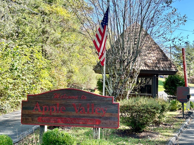 view of community / neighborhood sign