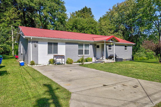 ranch-style home featuring a front yard