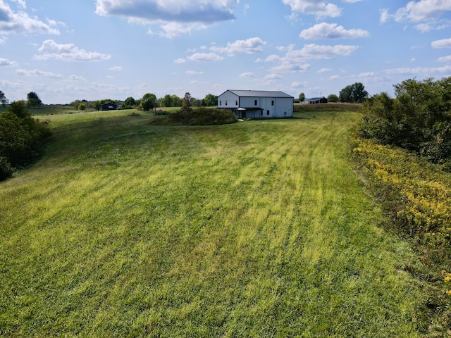 view of yard featuring a rural view