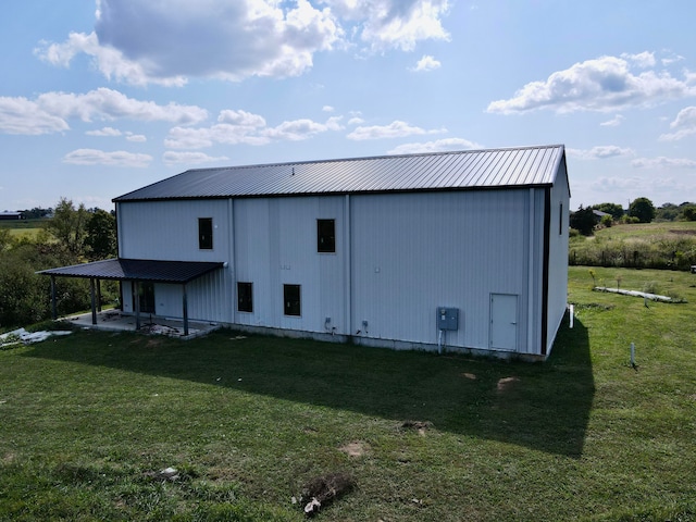 view of outdoor structure featuring a yard