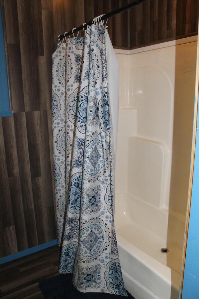 bathroom with shower / tub combo