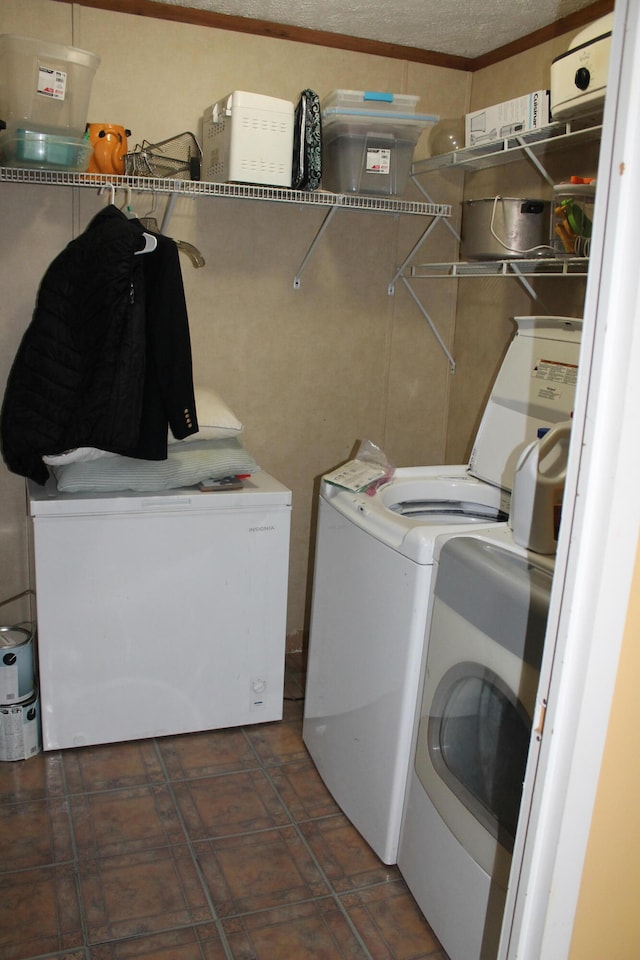 washroom featuring washer and clothes dryer