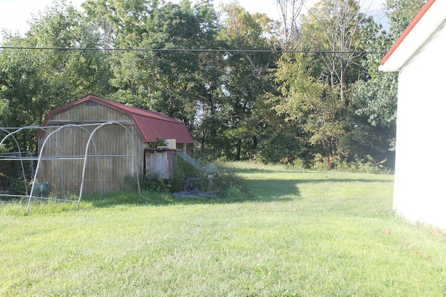 view of yard with an outbuilding