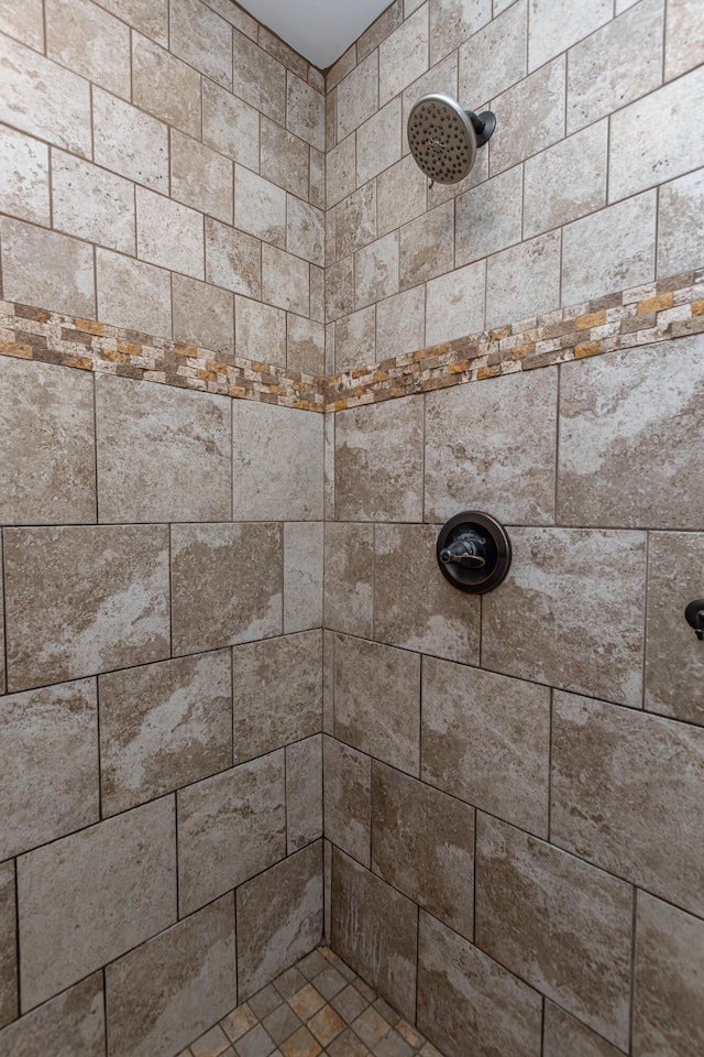 room details featuring a tile shower