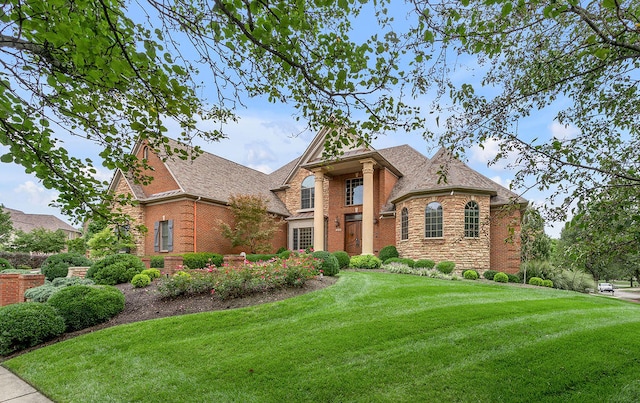 view of front facade featuring a front yard