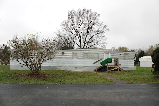 manufactured / mobile home featuring a front yard