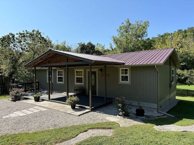 view of front of home featuring a front yard and a patio