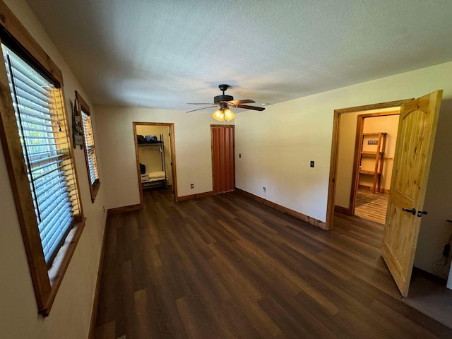 spare room featuring a textured ceiling, dark hardwood / wood-style floors, and ceiling fan