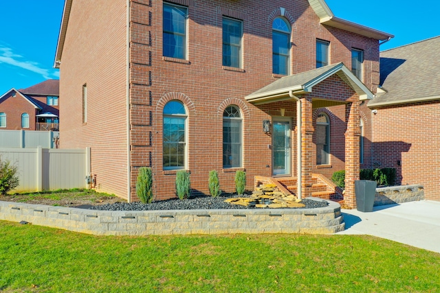 view of front of property with a front lawn