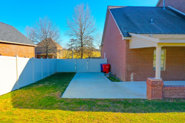 view of yard featuring a patio area