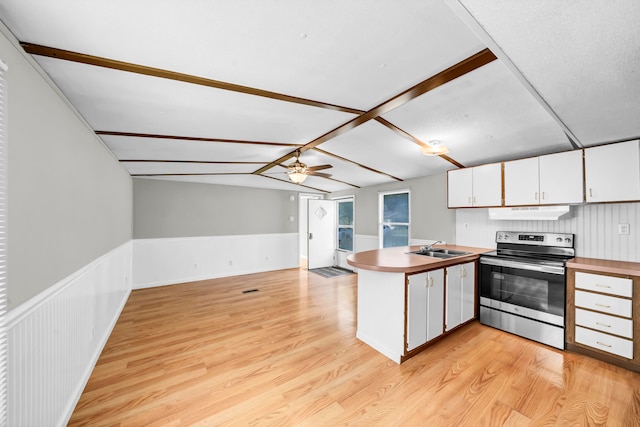 kitchen featuring stainless steel range with electric cooktop, white cabinetry, kitchen peninsula, light hardwood / wood-style flooring, and ceiling fan