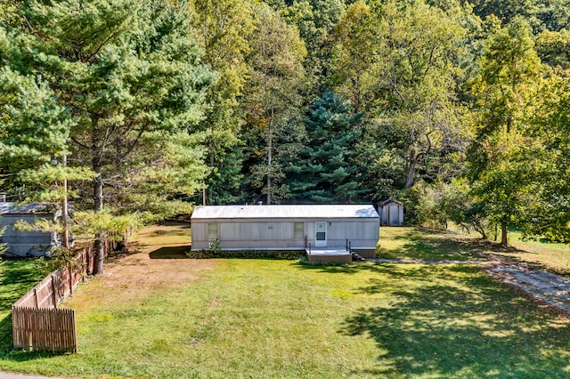 view of yard with a storage unit