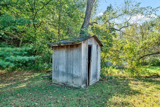 view of outbuilding with a lawn