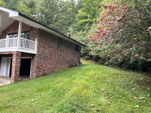 view of yard with a balcony