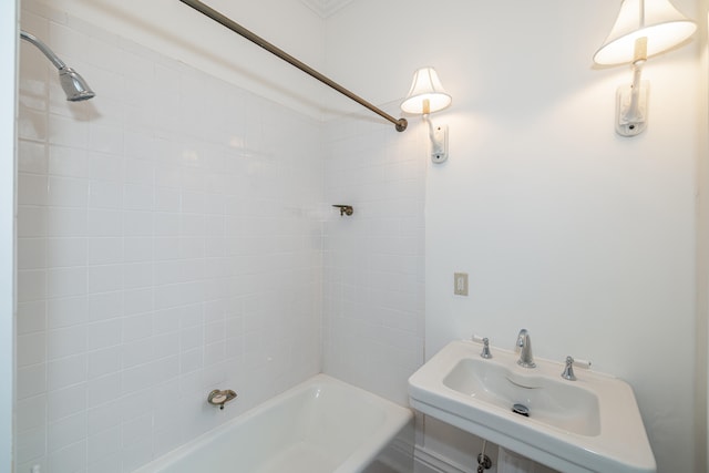 bathroom with sink and tiled shower / bath combo