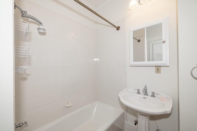 bathroom with tiled shower / bath and sink