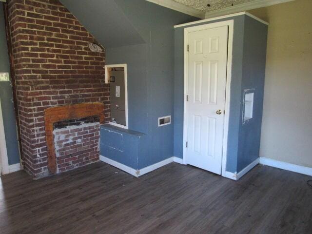 spare room featuring a textured ceiling, hardwood / wood-style flooring, and an inviting chandelier