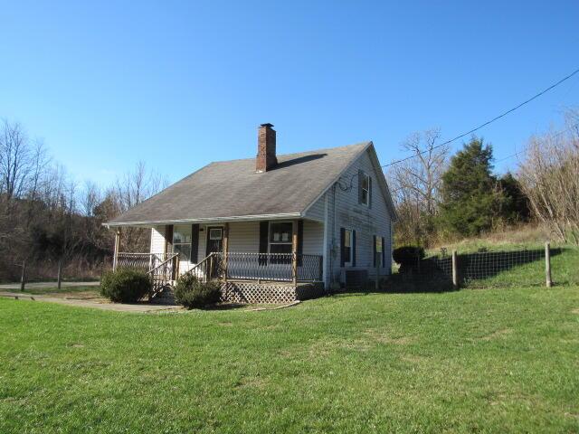 view of front of property with a front lawn and covered porch