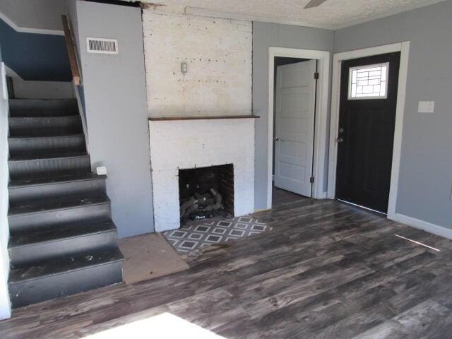 empty room featuring hardwood / wood-style floors, a textured ceiling, ceiling fan, and crown molding