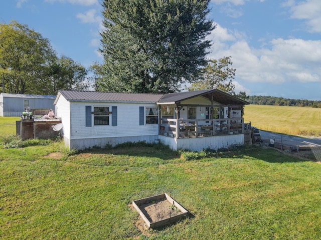 view of front facade featuring a front yard