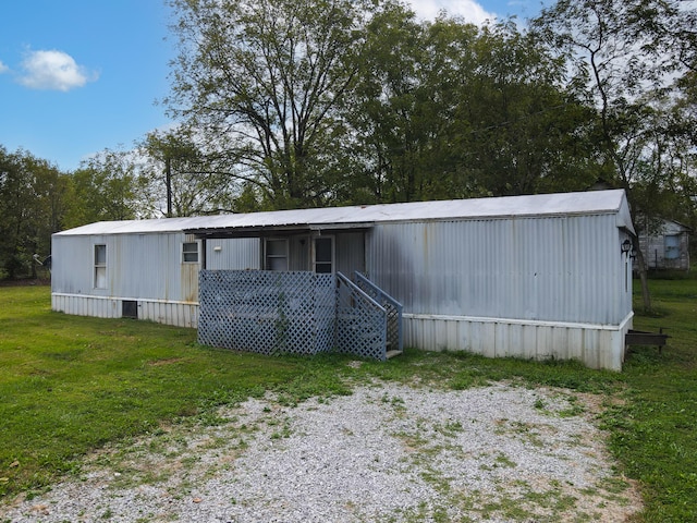 manufactured / mobile home with a front lawn