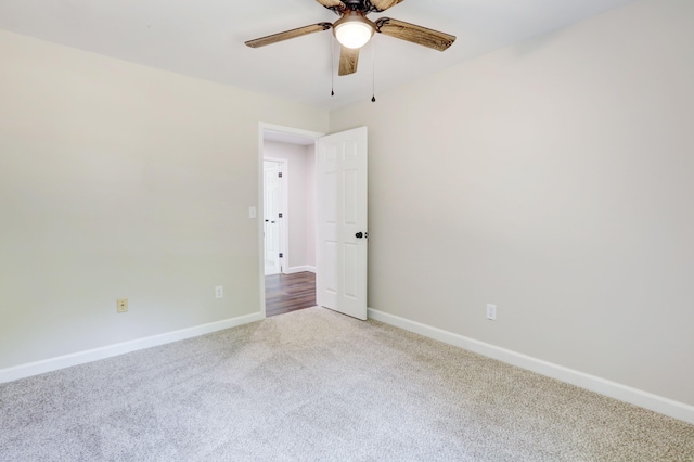 carpeted empty room featuring ceiling fan