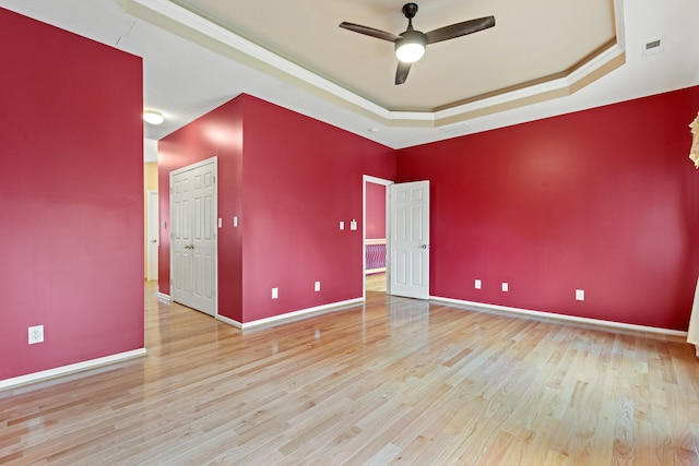 706 Hunter Dr, Lancaster, KY 40444 - spare room featuring visible vents, a ceiling fan, a tray ceiling, and wood finished floors