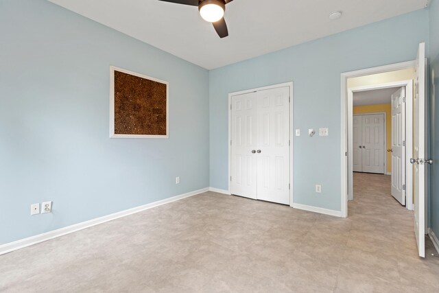 unfurnished bedroom with ceiling fan and a closet