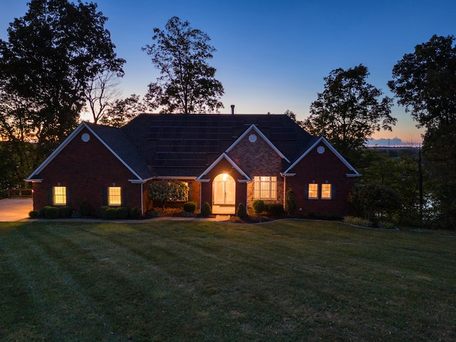 view of front of home featuring a lawn