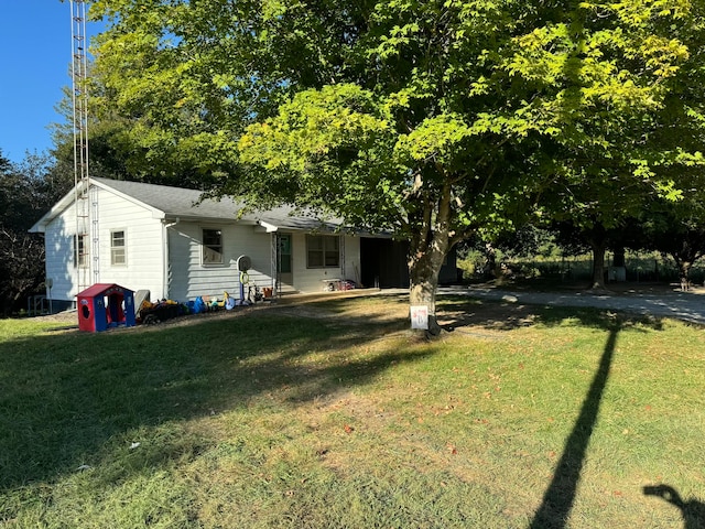 view of front of property featuring a front yard