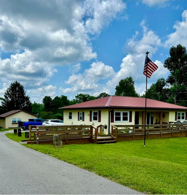 single story home featuring a front yard