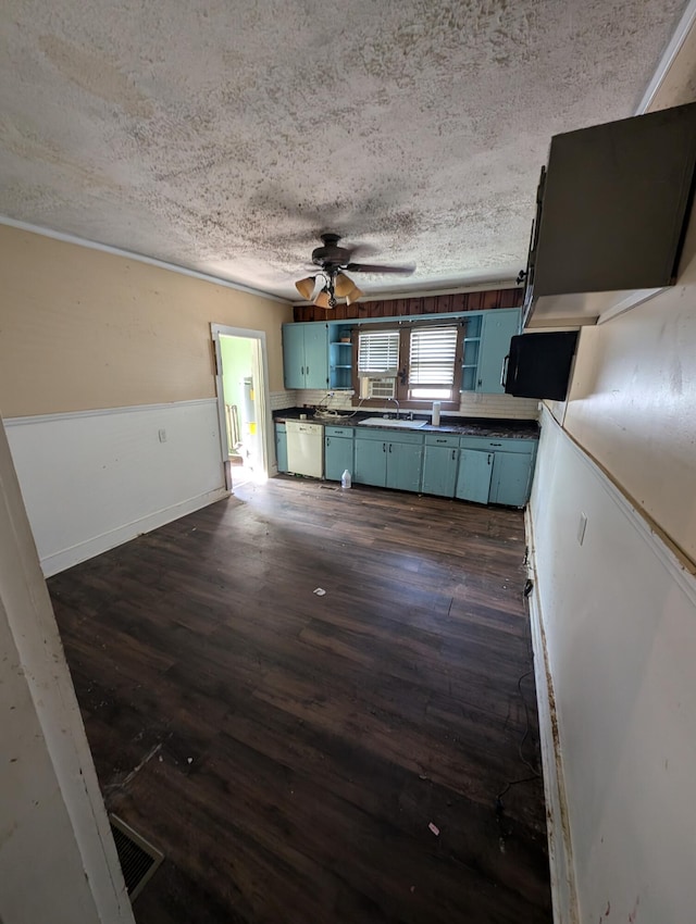 kitchen featuring dishwasher, dark hardwood / wood-style floors, sink, ceiling fan, and blue cabinetry