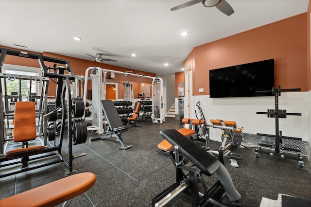 exercise room featuring ceiling fan