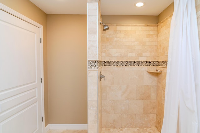 bathroom featuring a shower with shower curtain