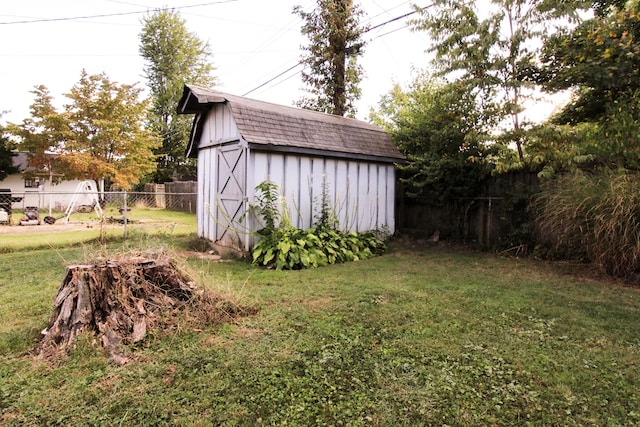 view of yard featuring a shed