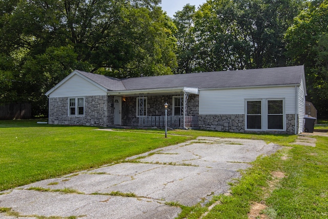 single story home featuring a front lawn