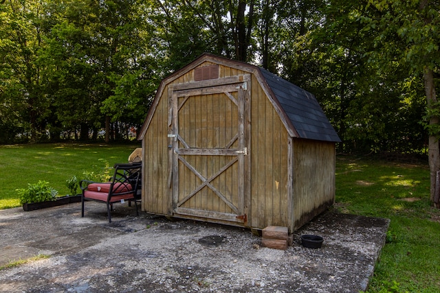 view of outdoor structure featuring a yard