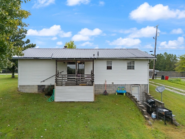 back of house featuring a yard