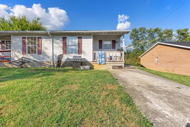 view of front facade with covered porch and a front lawn