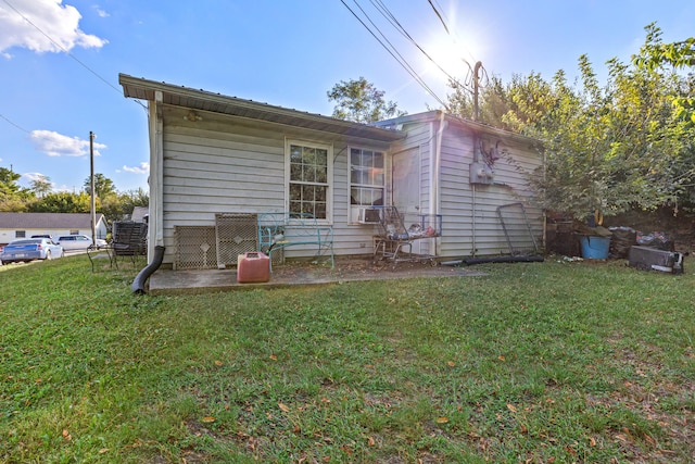 back of house featuring a lawn