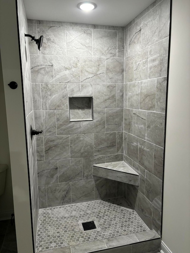 bathroom featuring a tile shower