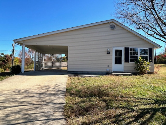 view of front of property featuring a front yard and a carport